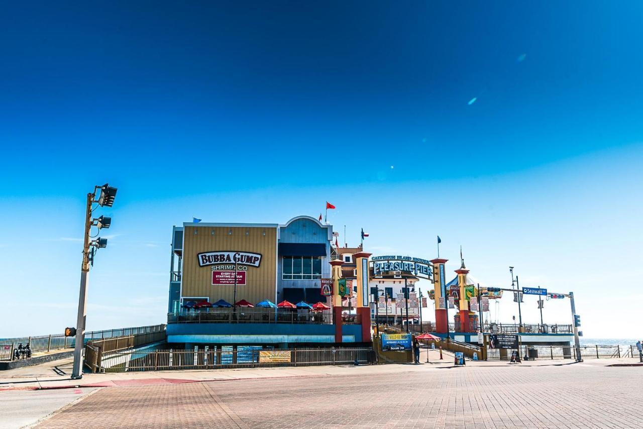 Blue Skies Ahead Quick Walk Into Town And Beach Galveston Buitenkant foto